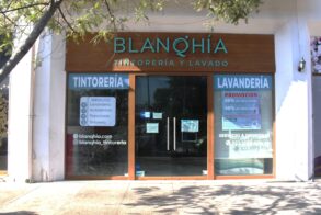 Sucursal de BLANQHÍA en Avenida Francisco Medina Ascencio, Las Glorias, Puerto Vallarta. Tintorería en Puerto Vallarta