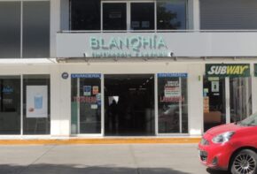 Entrada principal de la sucursal de BLANQHÍA con servicio de Tintorería en Puerto Vallarta en Avenida Francisco Villa, Puerto Vallarta.